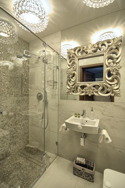 Elegancka aranżacja małej łazienki – styl klasyczny 